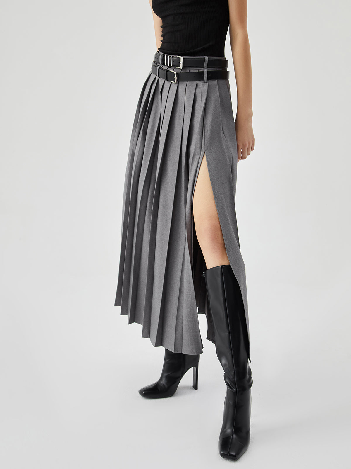 Falda Maxi Plisada Liora gris - detalle de pliegues y abertura