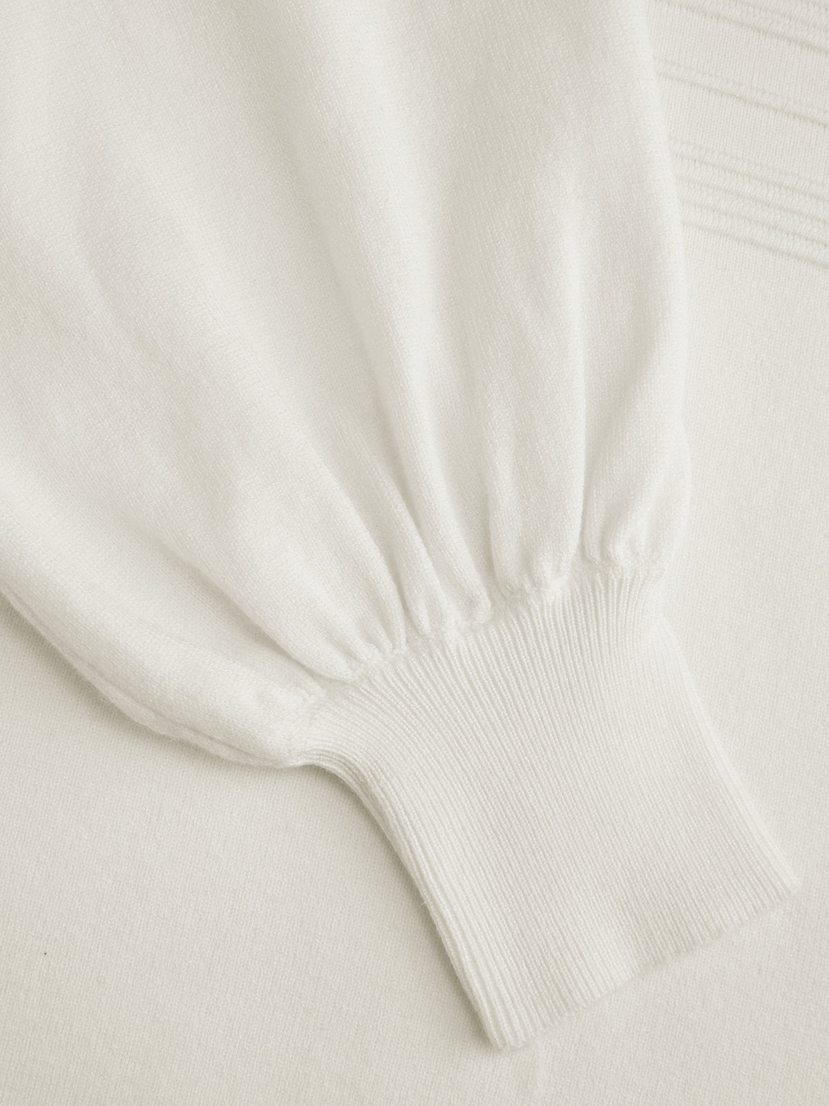 Vestido Midi de Punto Elara blanco - detalle de la manga